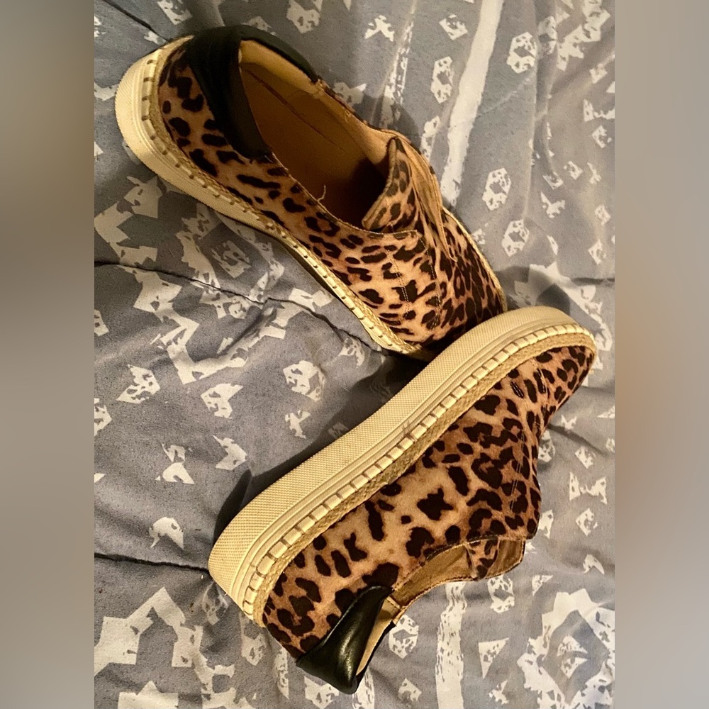 Cheetah print sneakers size 9. In good condition.